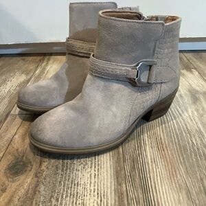 Clarks Artisan Neva Buckle Ankle Boots Tan Beige 22862 Women’s 5.5 Low Bootie